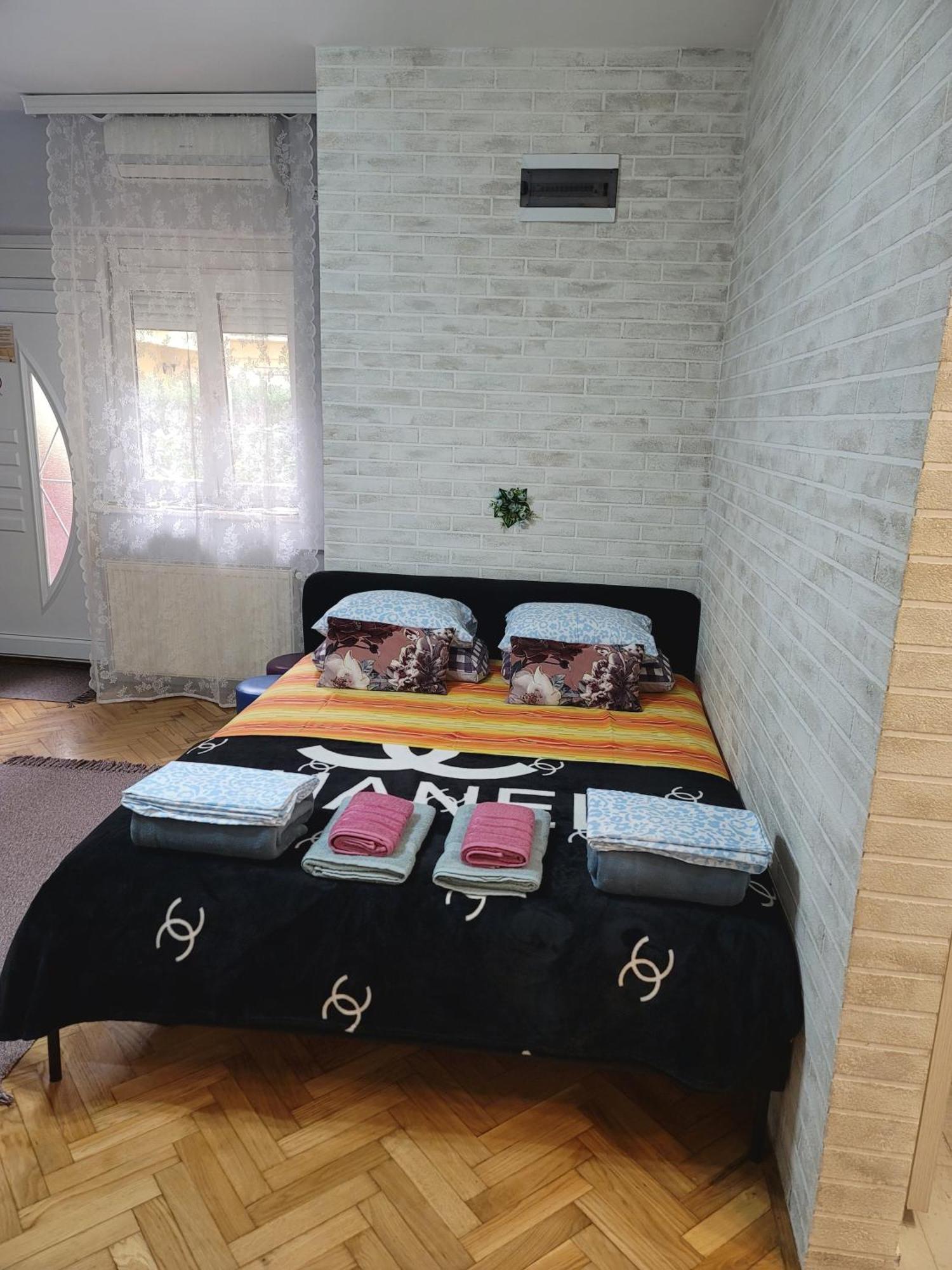 Apartman "Garden" โนวีซาด ภายนอก รูปภาพ